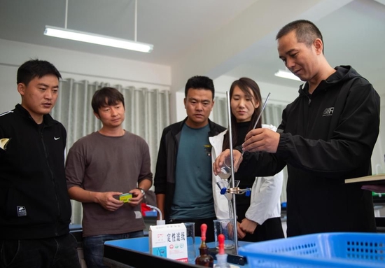 ������Ԯ��֧�̽�ʦ������ͨ����½��ׯѧУ�Ļ�ѧ��ʦ��������һ�����ຣʡ�����ݵ�������߼���ѧָ��ѧУ��ʦ����ʵ���ѧ��2020��8��12���㣩���»������ ����� ��