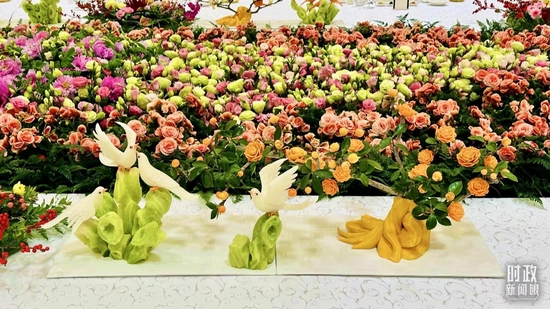 ��11��2�գ�ϰ��ƽ���������ý�ɫ����Ϊ�İ��Ⱦ��л�ӭ��ᡣ����̨���Ӽ��߷�һ�����㣩