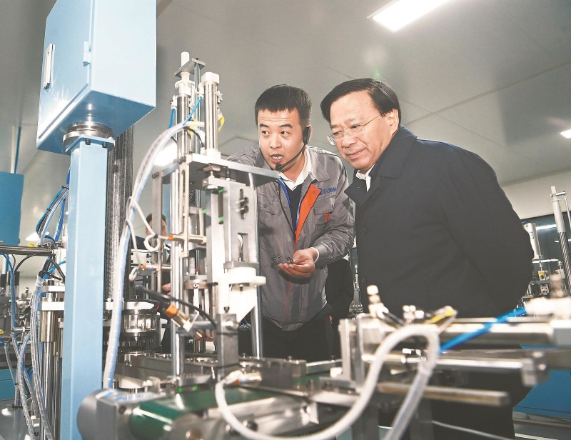 12月7日,省委书记韩俊在宿州市灵璧县安徽贝姆轴承科技有限公司轴承套圈全自动组装生产线,详细询问产品生产工艺、市场销售等情况。本报记者 杨 竹 摄.jpg 12月7日,省委书记韩俊在宿州市灵璧县安徽贝姆轴承科技有限公司轴承套圈全自动组装生产线,详细询问产品生产工艺、市场销售等情况。本报记者 杨 竹 摄.jpg