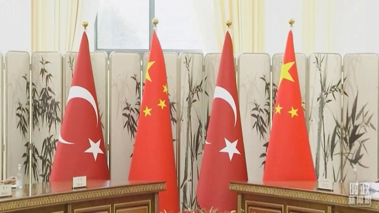 △中土会见现场的两国国旗。