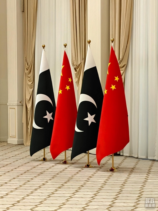  △中巴会见现场的两国国旗。（总台央视记者张晓鹏拍摄）